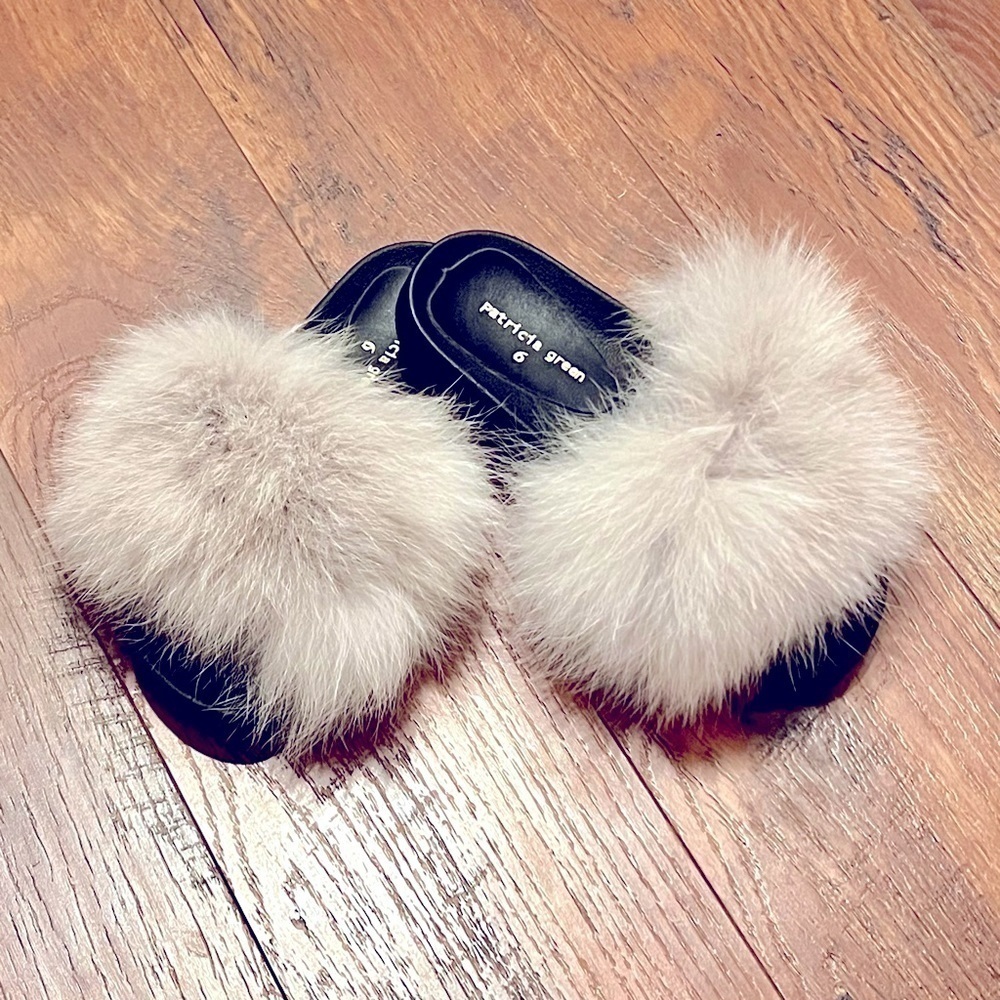 PATRICIA GREEN black slides with fur.. Size 6